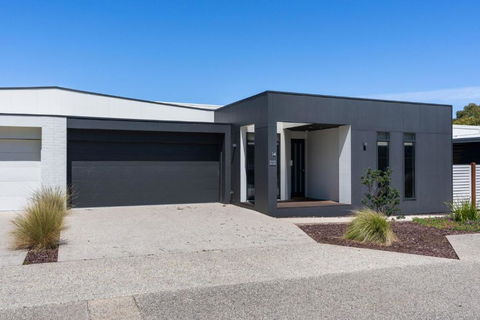 Ocean Breeze In Broadbeach - Linen, Heated Pool, Free EV Charger - Whitsundays Accommodation 1