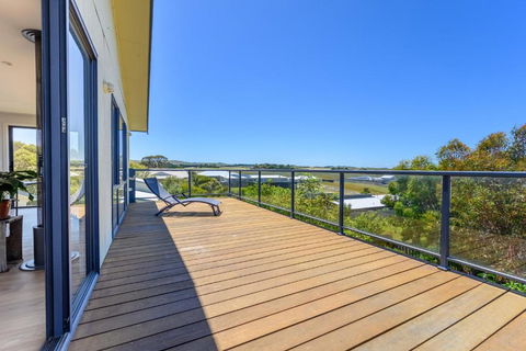 Ocean & Country Views, Spa, Pets Welcome, Fireplace - Your Ocean Oasis 10 Minutes To Phillip Island - Whitsundays Accommodation 2
