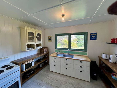 Old Oak Tree Cottage - Whitsundays Accommodation 3