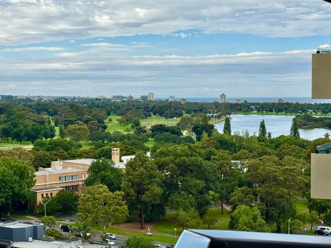 Panoramic View - Albert Park Lake & Shrine Views - Whitsundays Accommodation 0