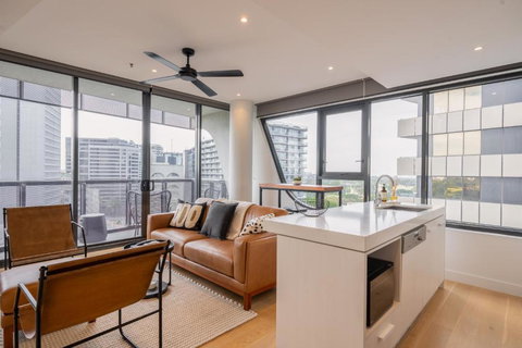 Panoramic View - Albert Park Lake & Shrine Views - Whitsundays Accommodation 1