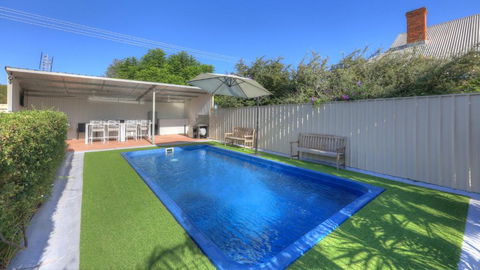 Paruna Motel - Whitsundays Accommodation 2