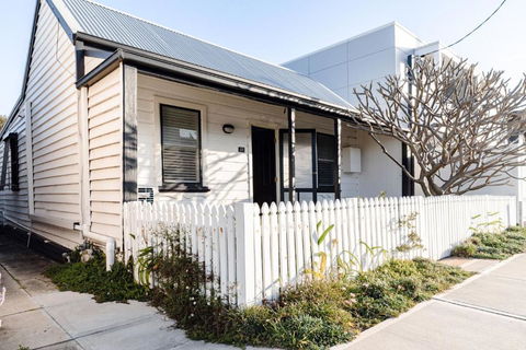 Pattys Cottage - Pet Friendly Home In Merewether - Whitsundays Accommodation 1