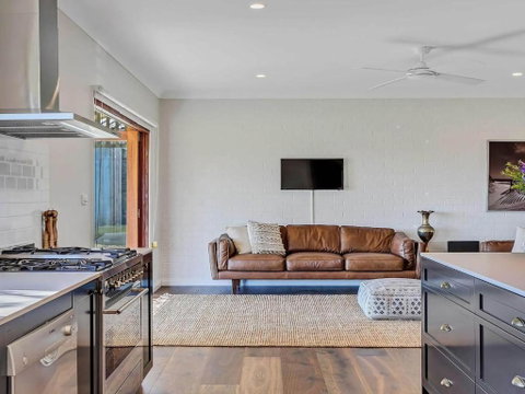 Pauls Farmhouse - Whitsundays Accommodation 2