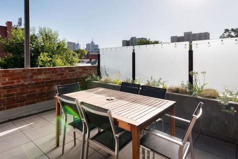 Paterson 1911 - Upmarket Terrace In Vibrant Fitzroy - Whitsundays Accommodation 2
