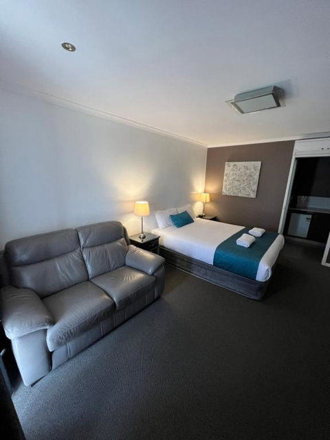 Pevensey Motor Lodge - Whitsundays Accommodation 3