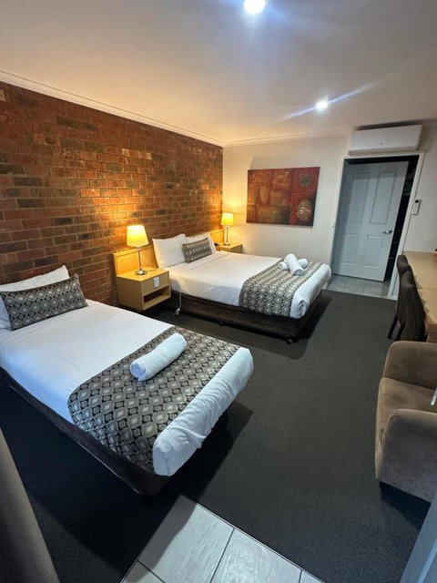 Pevensey Motor Lodge - Whitsundays Accommodation 1