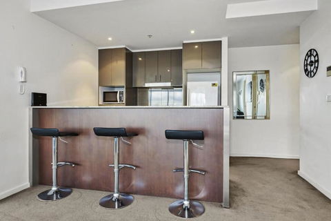 Portside Bliss Your Urban Escape In Melbourne - Whitsundays Accommodation 3