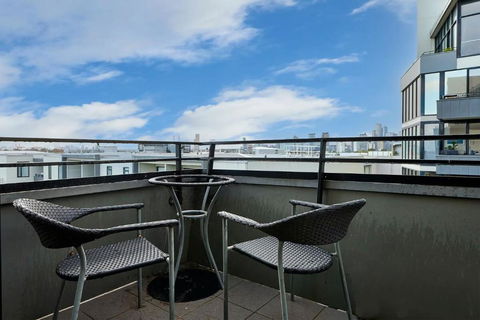 Portside Bliss Your Urban Escape In Melbourne - Whitsundays Accommodation 1