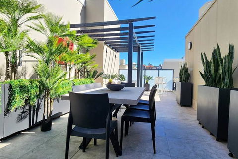 Penthouse With Private Terrace, Parking + 2 Pools - Whitsundays Accommodation 1