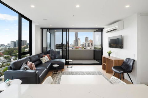 Perfect Haven In Spring Hill 2B1B And Parking - Whitsundays Accommodation 0