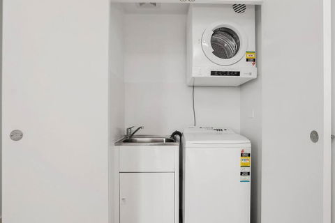 Perfect Large One Bedroom Plus Study - ALB09518 - Whitsundays Accommodation 3