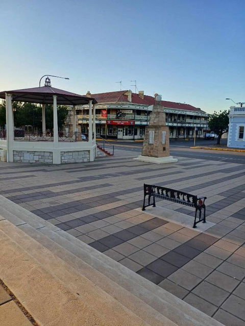PETERBOROUGH HOTEL - Whitsundays Accommodation 1