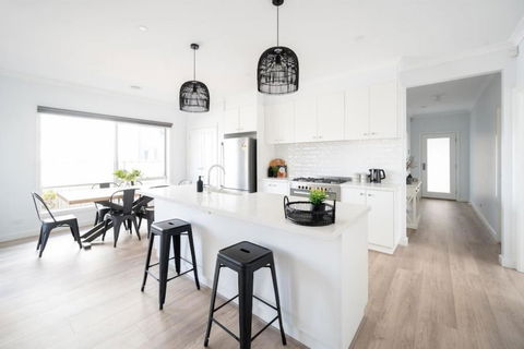 PIPER Modern Home Walk To Beach Shops Parks - Whitsundays Accommodation 0