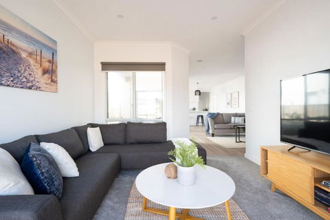 PIPER Modern Home Walk To Beach Shops Parks - Whitsundays Accommodation 2