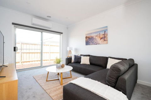 PIPER Modern Home Walk To Beach Shops Parks - Whitsundays Accommodation 3