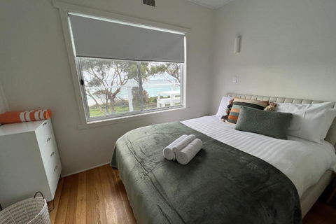 PIPI SHACK - Iconic Waterfront Shack Binalong Bay - Whitsundays Accommodation 3