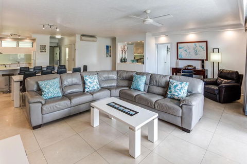 POINCIANA 101 HAMILTON ISLAND CENTRALLY LOCATED 3 BEDROOM, Plus BUGGY!! - Whitsundays Accommodation 2