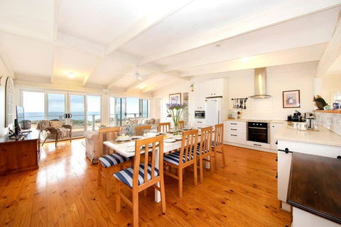 PORT WILLUNGA DREAMING A Beach Front Experience - Whitsundays Accommodation 0