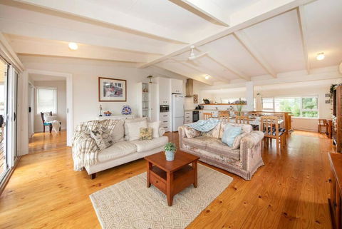 PORT WILLUNGA DREAMING A Beach Front Experience - Whitsundays Accommodation 1