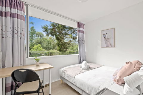 Quaint Queen Room - Central Location At Pymble - Shared Bathroom - Whitsundays Accommodation 0