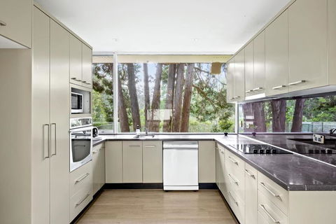 Quaint Queen Room - Central Location At Pymble - Shared Bathroom - Whitsundays Accommodation 2