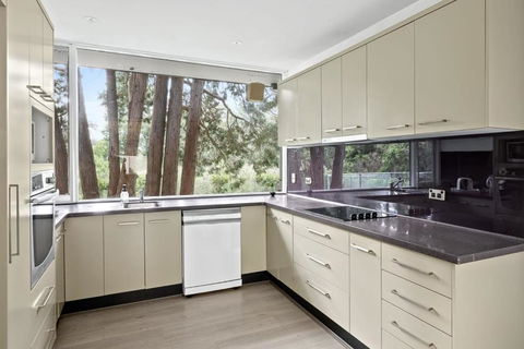 Quaint Queen Room - Central Location At Pymble - Shared Bathroom - Whitsundays Accommodation 3