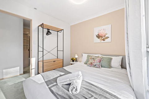 Quaint Queen Room In Pymble - Private Spot - Shared Bathroom - Whitsundays Accommodation 0