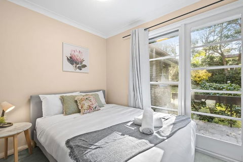 Quaint Queen Room In Pymble - Private Spot - Shared Bathroom - Whitsundays Accommodation 1