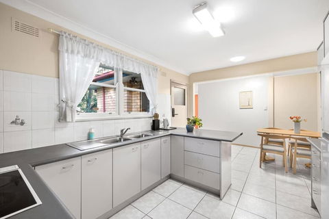 Quaint Queen Room In Pymble - Private Spot - Shared Bathroom - Whitsundays Accommodation 2