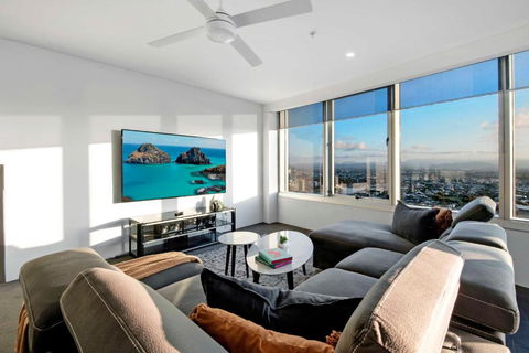 Q Tower Apartments In Surfers Paradise - From Level 3 - Self Contained & Privately Managed - Wow Stay - Whitsundays Accommodation 2