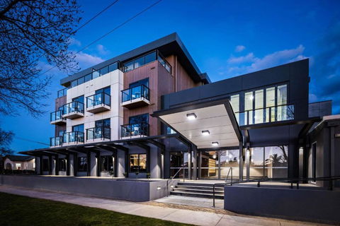 Quality Hotel Lakeside - Whitsundays Accommodation 0
