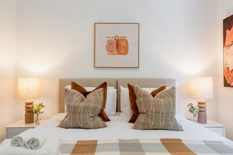Prahran Timeless & Modern Haven, With Parking - Whitsundays Accommodation 3