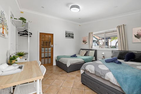 Quadruple Ensuite Room - Nearby Stations & Shops - Whitsundays Accommodation 0