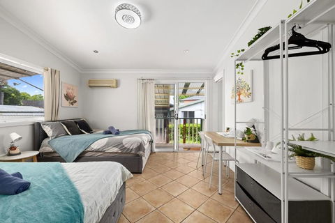 Quadruple Ensuite Room - Nearby Stations & Shops - Whitsundays Accommodation 1