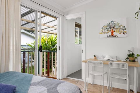 Quadruple Ensuite Room - Nearby Stations & Shops - Whitsundays Accommodation 3