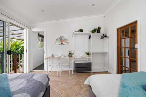 Quadruple Ensuite Room - Nearby Stations & Shops - Whitsundays Accommodation 2