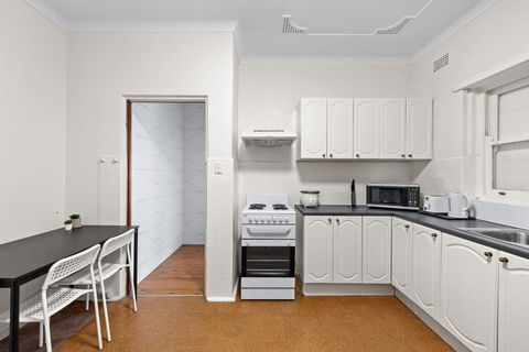 Quadruple Room - Near Transport & Shops - Shared Bathroom - Whitsundays Accommodation 3