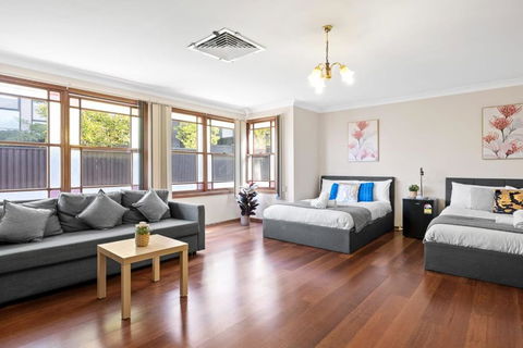 Quadruple Room W Ensuite In Gordon Near Train & Bus - Whitsundays Accommodation 0