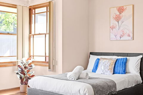Quadruple Room W Ensuite In Gordon Near Train & Bus - Whitsundays Accommodation 1