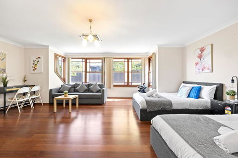 Quadruple Room W Ensuite In Gordon Near Train & Bus - Whitsundays Accommodation 3