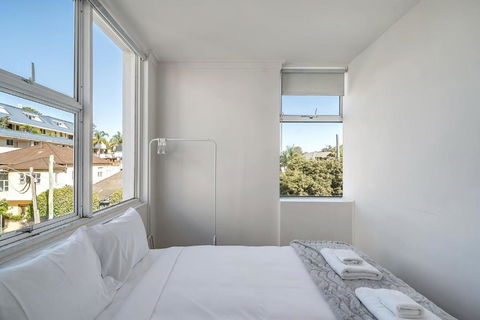 Quaint 1BD On The Doorstep Of Manly Beach - Whitsundays Accommodation 3