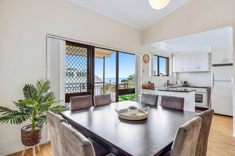 Quaint 2-Bed Beach Abode With Ocean Views - Whitsundays Accommodation 0
