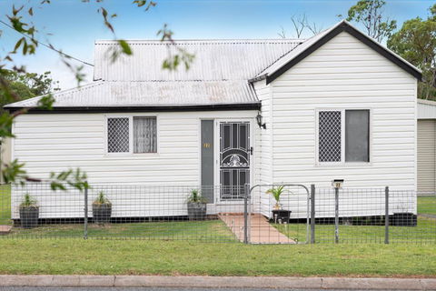 Quaint 2 Bedroom Fully Furnished Cottage - Whitsundays Accommodation 0