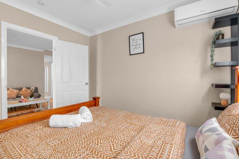 Quaint 2 Bedroom Fully Furnished Cottage - Whitsundays Accommodation 2