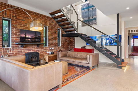 Quaint 4-Bed With Backyard 5-Min To The Beach - Whitsundays Accommodation 0