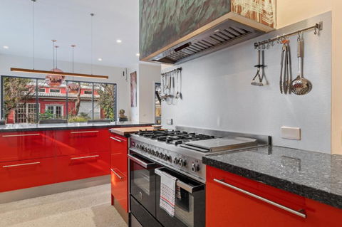 Quaint 4-Bed With Backyard 5-Min To The Beach - Whitsundays Accommodation 2