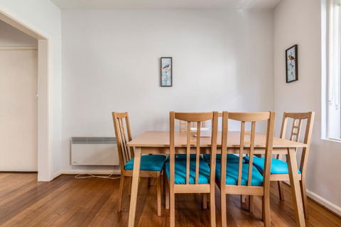 Quaint & Homey Ripponlea Flat - Whitsundays Accommodation 3