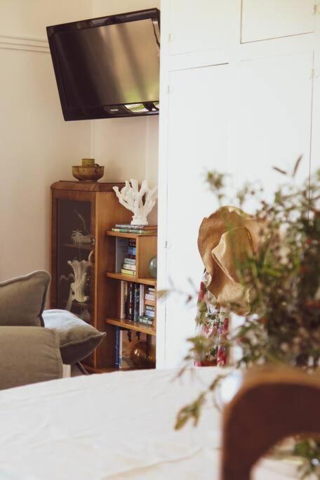 Quaint And Intimate 1-bed Seaside Cottage - Whitsundays Accommodation 1