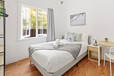 Quaint Double Room - Seconds To Shops & Eateries - Shared Bathroom - Whitsundays Accommodation 0